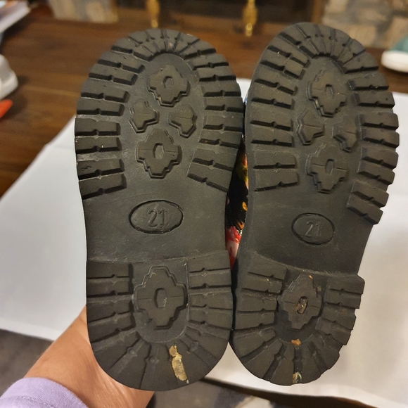 Doc Marten-like floral patent leather boots - Picture 2 of 5